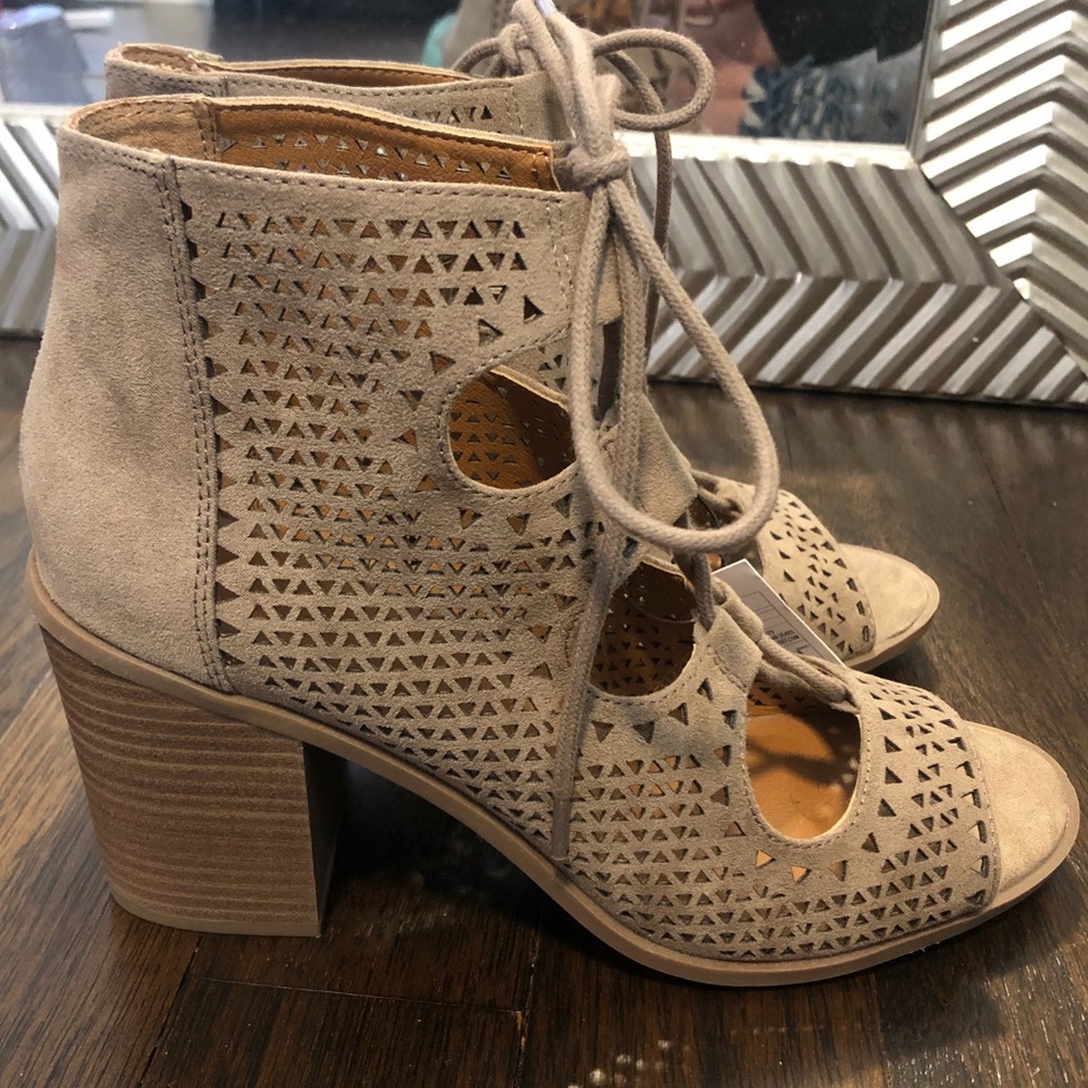 Universal Thread Microsuede Lace Perforated Heel